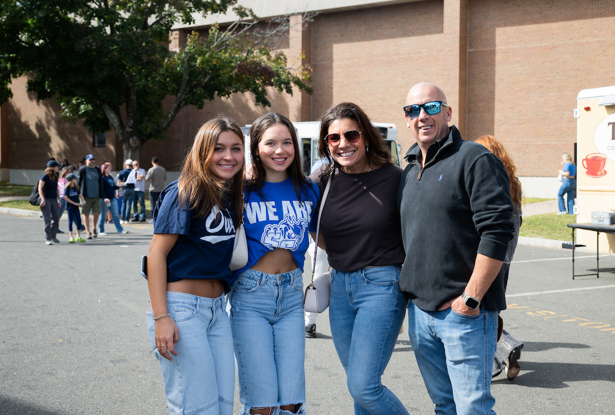 Two Southern students pose with family members during Homecoming 2026